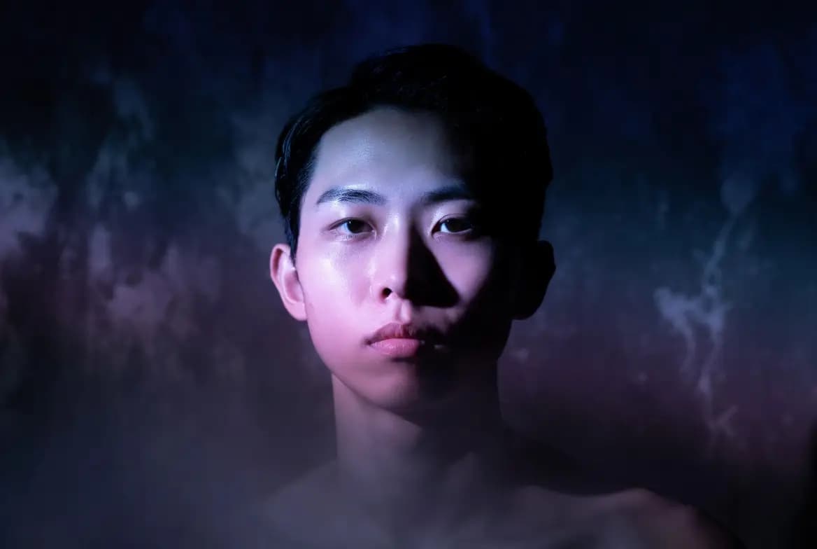 예시를 출발점으로 삼고 나이 느낌, 의상, 포즈, 조명, 카메라, 표정을 조정하세요.